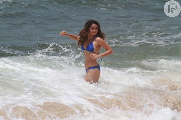 Nanda Costa se assusta com a temperatura da água na praia do Recreio dos Bandeirantes, na zona oeste do Rio