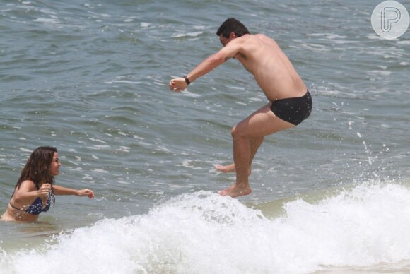 Rodrigo Lombardi pula na água atrás de Nanda Costa, na gravação da novela 'Salve Jorge' na praia do Recreio dos Bandeirantes, na zona oeste do Rio