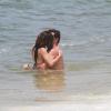 Nanda Costa e Rodrigo Lombardi trocam beijos na praia do Recreio dos Bandeirantes, na zona oeste do Rio