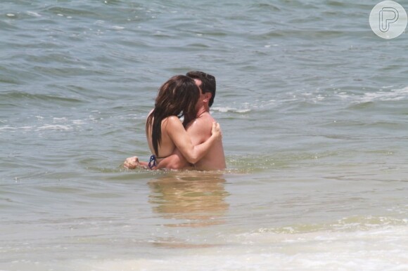 Nanda Costa e Rodrigo Lombardi trocam beijos na praia do Recreio dos Bandeirantes, na zona oeste do Rio