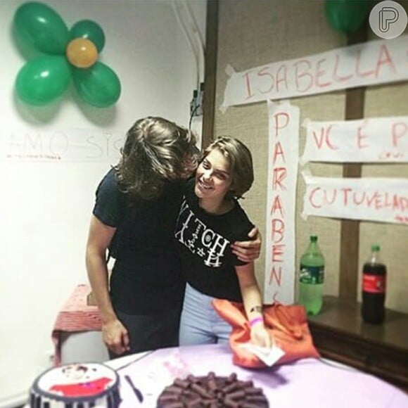 Isabella Santoni namoro o ator Rafael Vitti, seu par romântico na novelinha teen