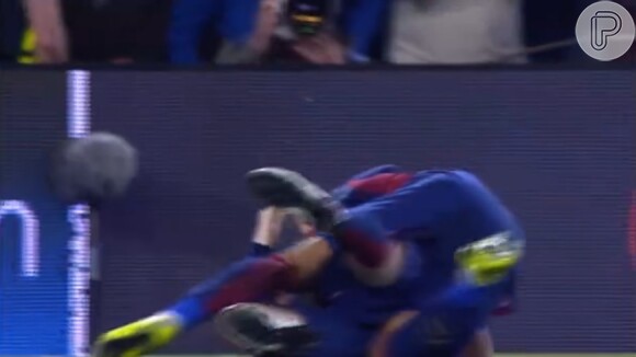 Messi levou Neymar ao chão na comemoração