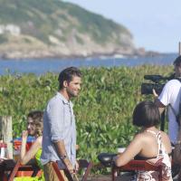 Bruno Gagliasso grava comercial em praia carioca, após Festival de Cannes