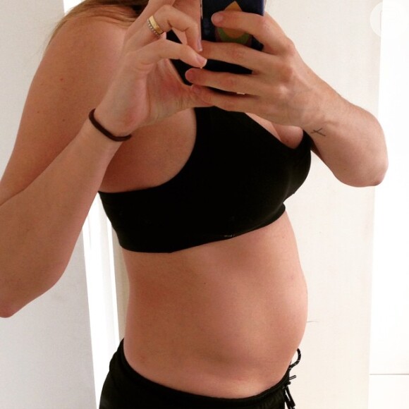 A apresentadora do quadro 'Mamãe Gentil', do 'Globo Esporte', postou uma foto em seu Instagram para anunciar a entrada no sexto mês de gravidez