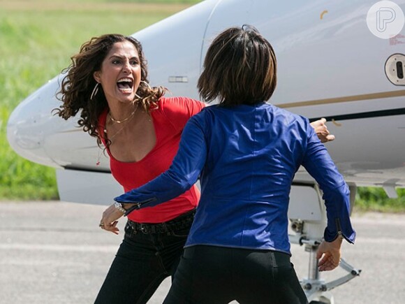 Na novela 'Babilônia', Regina (Camila Pitanga) conseguiu impedir que Beatriz (Gloria Pires) fugisse do país