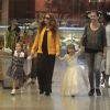 Giovanna Antonelli curtiu tarde no shopping ao lado das filhas e da atriz Christiane Alves nesta sexta-feira, 8 de maio de 2015