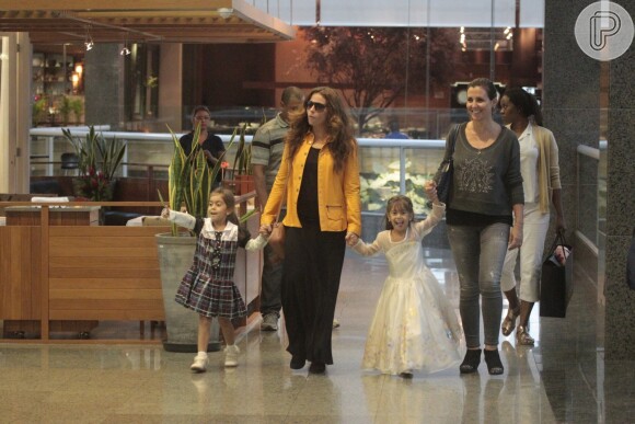 Giovanna Antonelli curtiu tarde no shopping ao lado das filhas e da atriz Christiane Alves nesta sexta-feira, 8 de maio de 2015