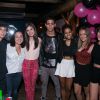 Isabella Santoni festejou seu aniversário de 20 anos com parte do elenco de 'Malhação' em uma boate no Rio de Janeiro