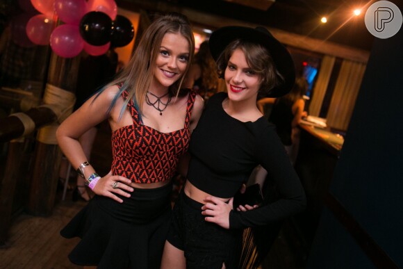 Isabella Santoni festejou seu aniversário de 20 anos com parte do elenco de 'Malhação' em uma boate no Rio de Janeiro