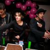 Isabella Santoni festejou seu aniversário de 20 anos com parte do elenco de 'Malhação' em uma boate no Rio de Janeiro