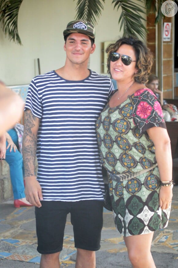 Gabriel Medina saiu para almoçar com a mãe, Simone Medina, em uma churrascaria no Rio de Janeiro