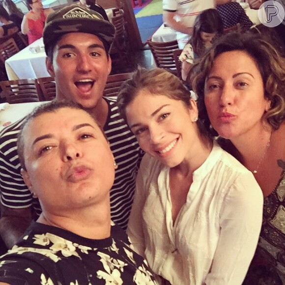 Surfista Gabriel Medina tieta Grazi Massafera em restaurante no Rio, neste domingo, 10 de maio de 2015
