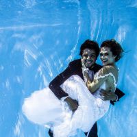 Rodrigo Simas e Juliana Paiva posam debaixo d'água vestidos de noivos