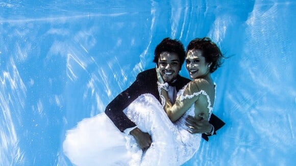 Rodrigo Simas e Juliana Paiva posam debaixo d'água vestidos de noivos