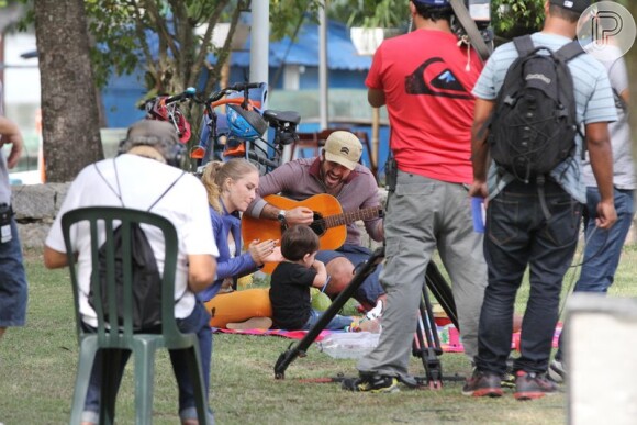 O ator Eriberto Leão toca violão