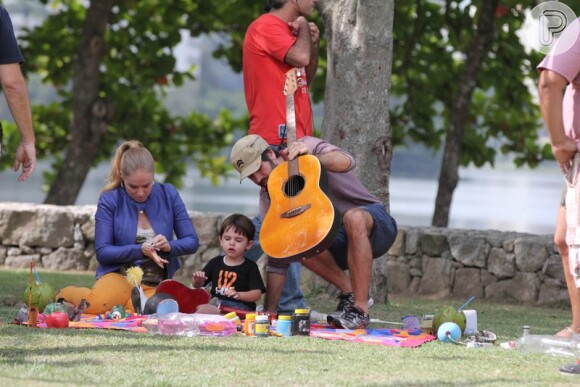 Eriberto Leão senta com o filho, joão, e Angélica, para tocar violão