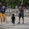 Angélica grava o programa 'Estrelas' com o ator Eriberto Leão e seu filho, João, de 2 anos, em 27 de maio de 2013