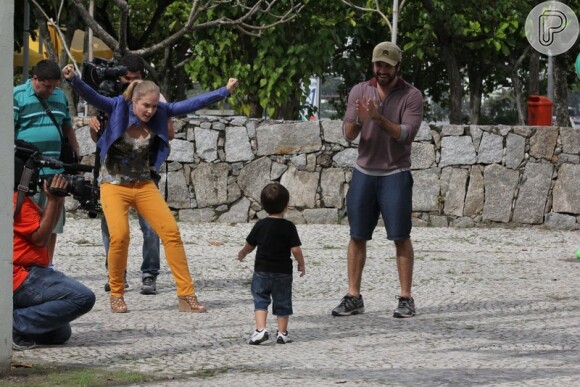 Angélica grava o programa 'Estrelas' com o ator Eriberto Leão e seu filho, João, de 2 anos, em 27 de maio de 2013