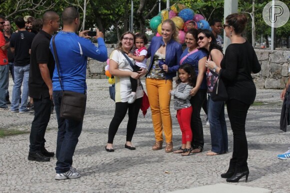 Angélica posa com fãs na gravação do programa 'Estrelas'