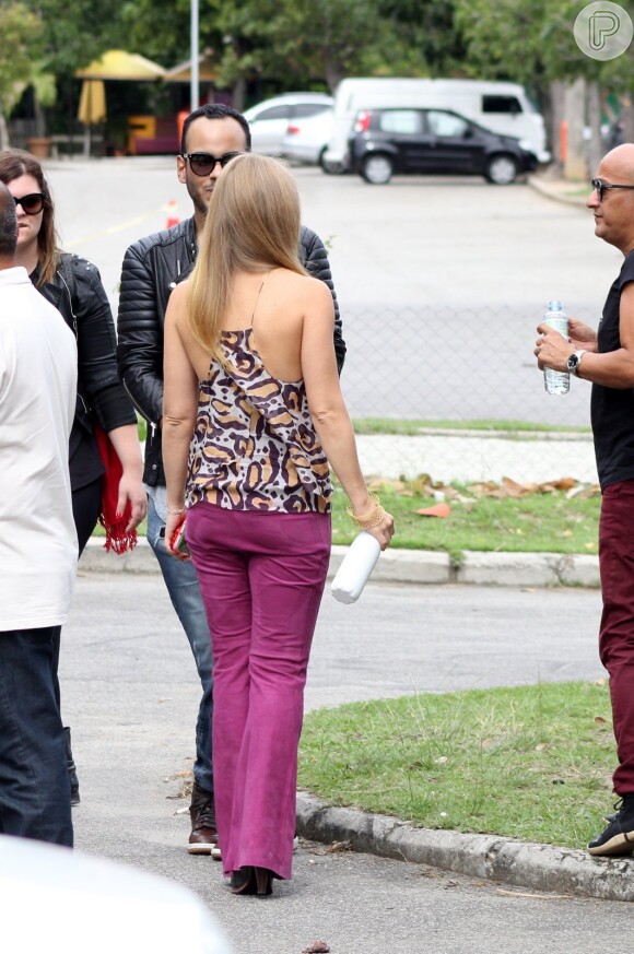 Luciano Huck e Angélica gravam dentro de táxi em ruas do Rio, nesta segunda-feira, 11 de maio de 2015