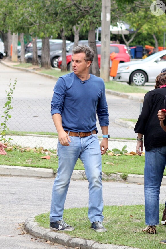 Luciano Huck e Angélica gravam dentro de táxi em ruas do Rio, nesta segunda-feira, 11 de maio de 2015