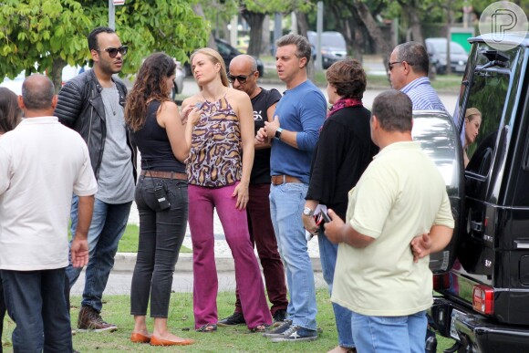 Luciano Huck e Angélica gravam dentro de táxi em ruas do Rio, nesta segunda-feira, 11 de maio de 2015