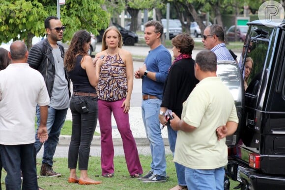 Luciano Huck e Angélica gravam dentro de táxi em ruas do Rio, nesta segunda-feira, 11 de maio de 2015