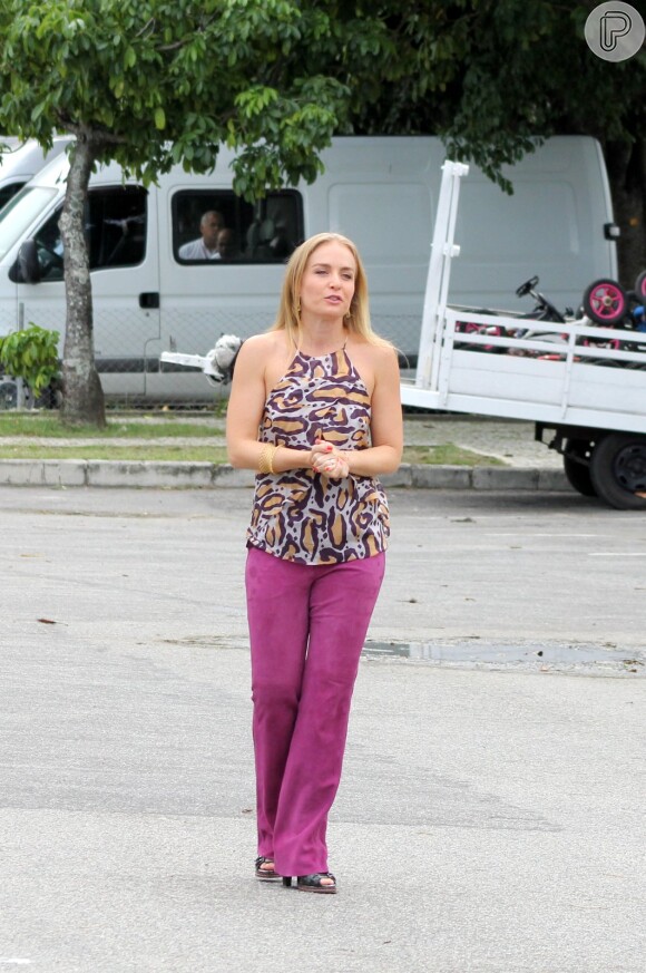Luciano Huck e Angélica gravam dentro de táxi em ruas do Rio, nesta segunda-feira, 11 de maio de 2015