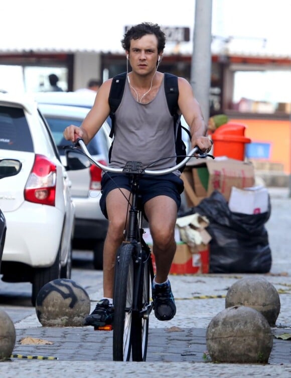 O ator Sergio Guizé costuma ser visto circulando de bicicleta pela cidade onde vive, no Rio de Janeiro