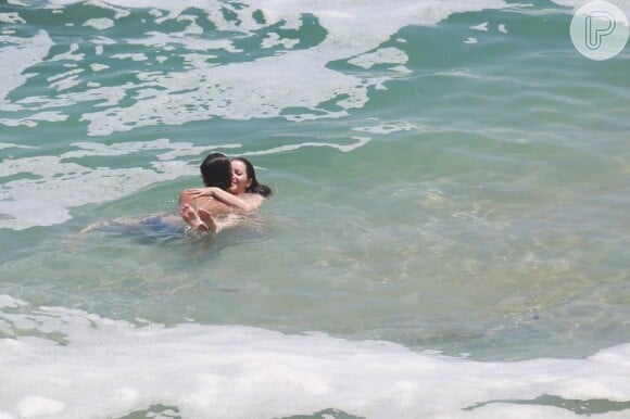 Sem admitir o namoro, Guizé e Nathalia foram fotografados em momento de troca de beijos e carinhos na Praia do Secreto, Zona Oeste do Rio de Janeiro. Os fãs já torciam pelo casal!