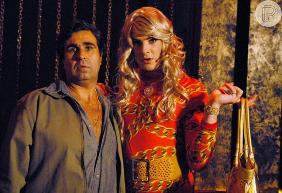 Reconhece? Sergio Guizé vestido de mulher ao lado de Orã Figueiredo durante uma participação na segunda temporada da série 'Tapas e Beijos'