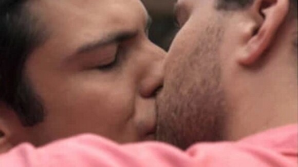 Beijo gay de Félix e Niko em 'Amor à Vida' é editado em TV do México: 'Lastima'