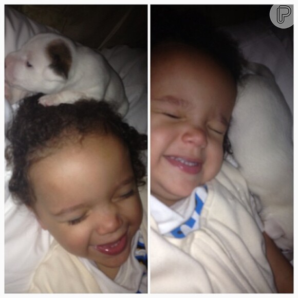 Mariah Carey publicou uma foto do filho, Moroccan, com um dos filhotes dos cachorros dela, em 27 de maio de 2013