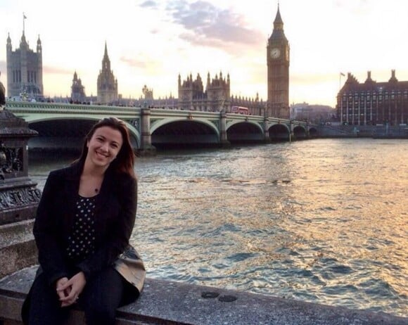 Hoje em dia, aos 28 anos, Carolina Pavanelli trabalha como professora de Português 