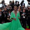 Lupita Nyong'o escolheu um vestido verde da grife Gucci para prestigiar o primeiro dia do Festival de Cannes 2015, em 13 de maio de 2015
