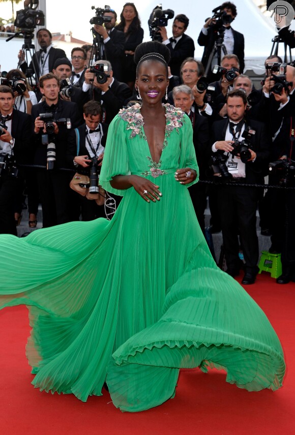Lupita Nyong'o escolheu um vestido verde da grife Gucci para prestigiar o primeiro dia do Festival de Cannes 2015, em 13 de maio de 2015