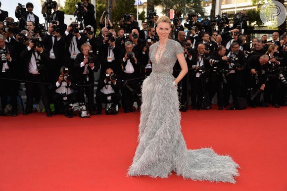 Naomi Watts usou um modelo de Elie Saab no primeiro dia do Festival de Cannes 2015