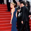 Sienna Miller escolheu um vestido azul da Gucci para o primeiro dia do Festival de Cannes 2015, em 13 de maio de 2015