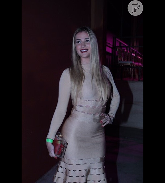 De batom vermelho, Aline do 'BBB15' escolheu um vestido Lolitta nude para evento de moda no Rio
