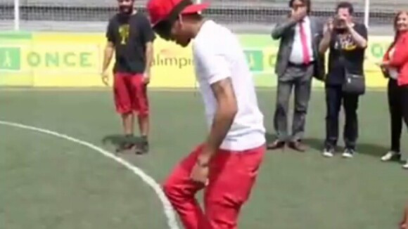 Neymar joga futebol com crianças com deficiências visuais em fundação: 'Honra'