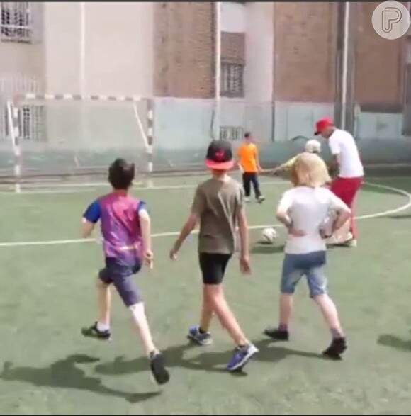 Neymar visitou a Fundação Once Catalunha, em Barcelona, na Espanha, e jogou futebol com cerca de 20 crianças