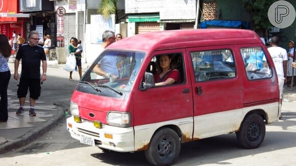 Márcia (Elizabeth Savalla) percorre as ruas de São Paulo, vendendo cachorro-quente em sua van, em 'Amor à Vida'