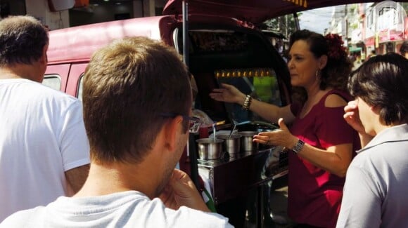 Márcia (Elizabeth Savalla) atende os clientes em sua van de cachorro-quente, em 'Amor à Vida'