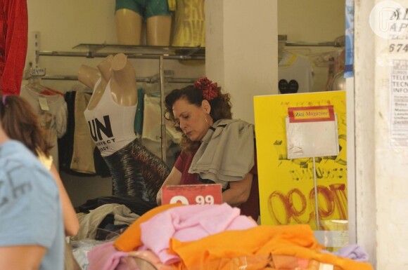 Elizabeth Savalla encarna Márcia comprando roupas, em 'Amor à Vida'