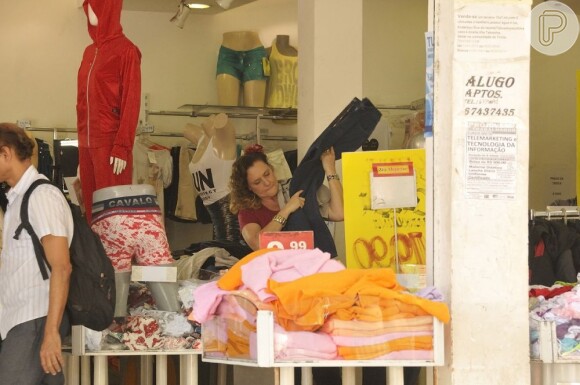 Márcia (Elizabeth Savalla) separa algumas peças para comprar, em 'Amor à Vida'