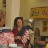 Já muito à vontade na pele de Márcia, Elizabeth Savalla escolhe roupas em uma loja popular, em gravação de 'Amor à Vida'