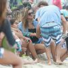 Sasha curtiu o campeonato de surf, na praia da Barra da Tijuca, no Rio, neste sábado, 16 de maio de 2015