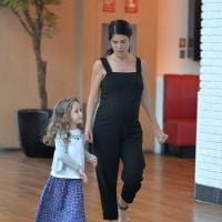 Aos 8 meses de gravidez, Mariana Gross exibe barrigão no shopping com sobrinhos