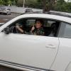 Deborah Secco desembarca no aeroporto Santos Dumont, no Rio de Janeiro, e sai do local dirigindo o seu carro, em 29 de maio de 2013