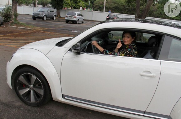 Deborah Secco desembarca no aeroporto Santos Dumont, no Rio de Janeiro, e sai do local dirigindo o seu carro, em 29 de maio de 2013